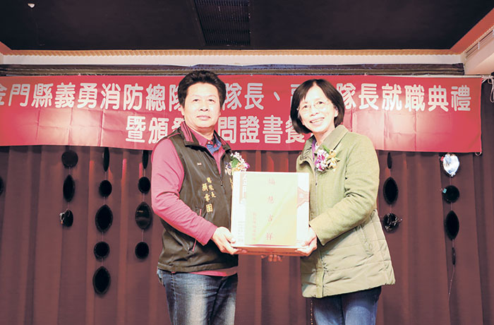 金門縣義消總隊總隊長由顏章團(左)擔任。(陳冠霖攝)