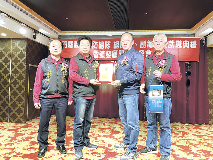 金門縣義消總隊總隊長顏章團頒發顧問證書。(陳冠霖攝)