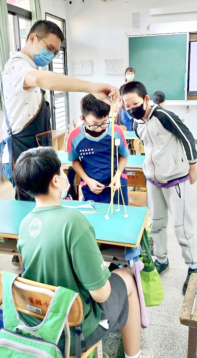 烈嶼國中邀請桃園縣青溪國中教師陳彥綸擔任該校教學訪問教師,圖為陳彥綸協助烈中校內課程發展。(烈嶼國中提供)