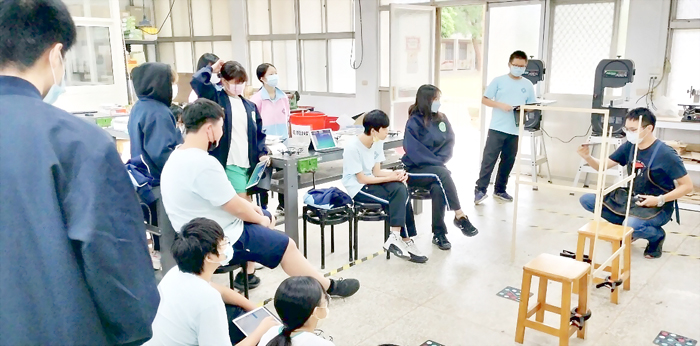 烈嶼國中邀請桃園縣青溪國中教師陳彥綸擔任該校教學訪問教師,圖為陳彥綸協助烈中校內課程發展。(烈嶼國中提供)
