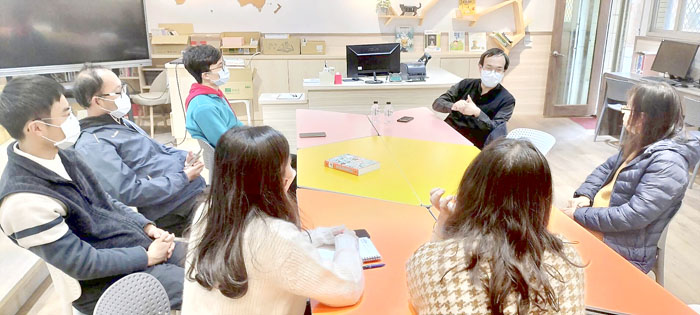 朱宥勳與學校閱讀推動教師們進行一場經驗交流。（烈嶼國中提供）