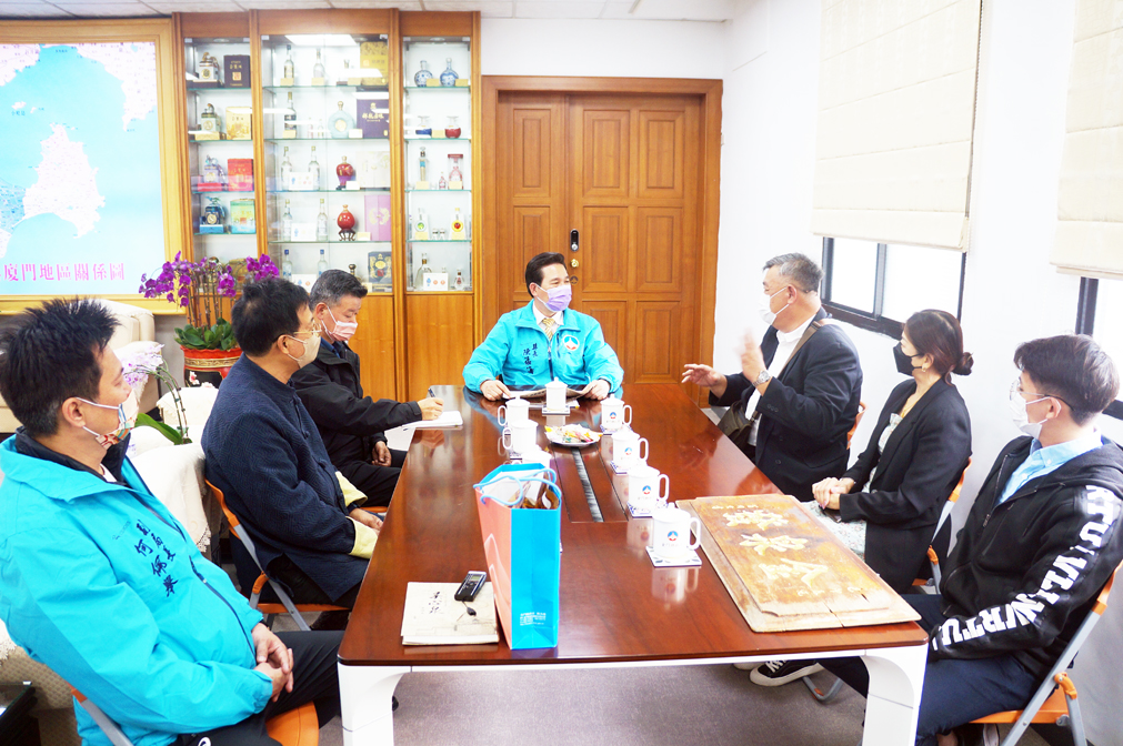 縣長陳福海與吳友鏗一家人相談甚歡。(楊水詠攝)