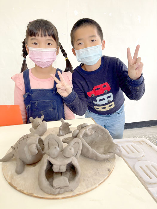 金沙鎮圖書館首次於「共學共玩教室」─大師教你玩陶藝活動，邀請陶藝大師王明宗到場指導。
（陳麗妤攝）
