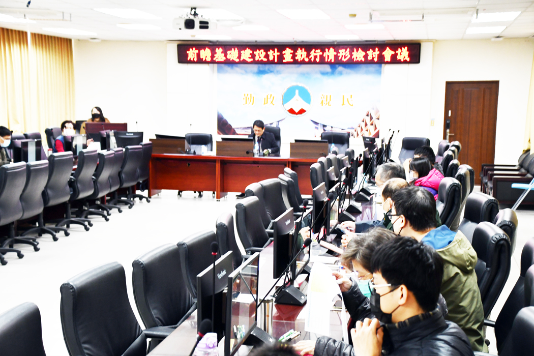 金門縣政府秘書長謝世傑昨主持前瞻基礎建設計畫一一一年度第四季執行情形檢討會議、離島建設基金補助計畫一一一年度第四季執行情形檢討會議。（楊水詠攝）