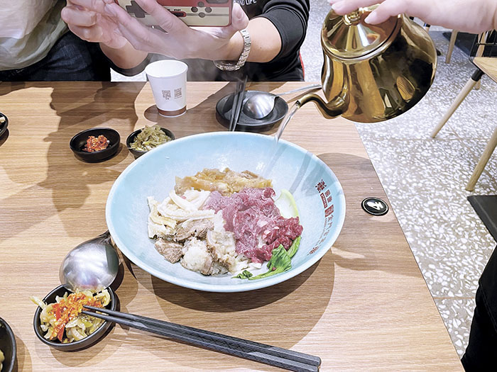 該店主打現沖溫體牛肉麵,以及牛雜小菜可吃到飽。(陳冠霖攝)