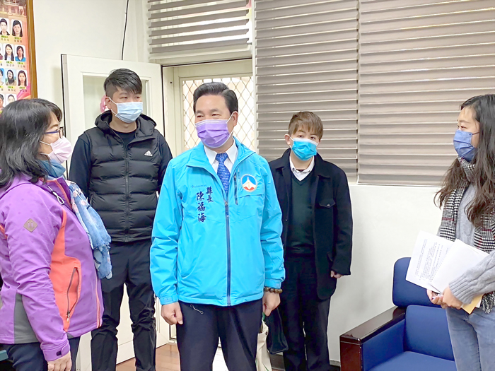 縣長陳福海昨日前往訪視金湖鎮正義國小。（正義國小提供）