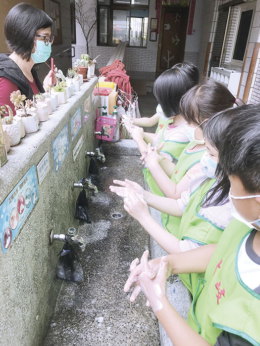 腸病毒來勢洶洶，成人、幼兒均有感染的可能，衛生局呼籲家長及幼教托育機構提高警覺。（衛生局提供）