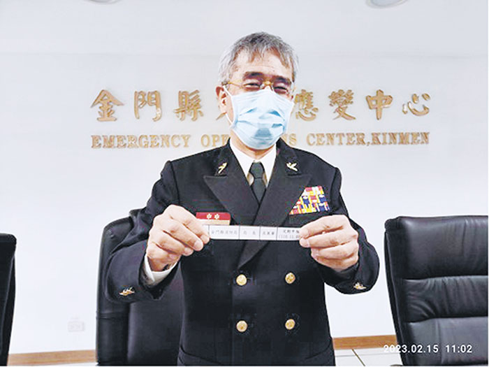 呂英華局長公開抽出「本人」為中籤人員。（消防局提供）