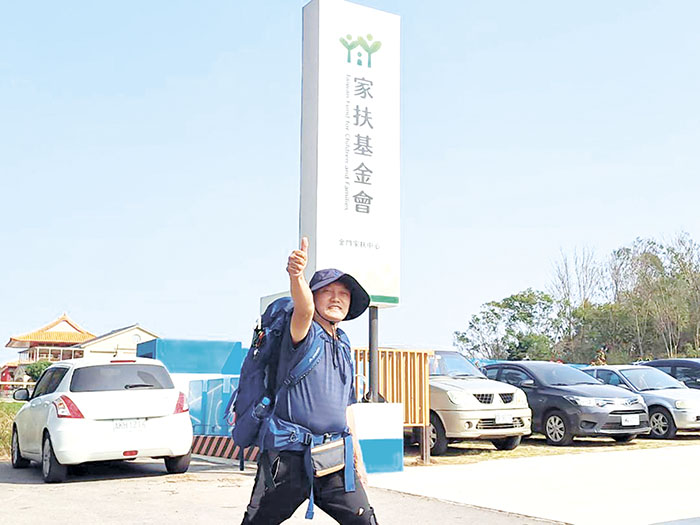 「魏愛行走」─家扶自立青年魏安全徒步環島,23日跨海至金門家扶中心表達童年受助的感恩壯舉。(李增汪攝)