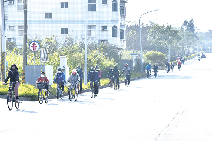 金門縣運動i台灣單車快樂遊活動鳴槍出發，展開全長約30公里單車快樂行，車友沿途欣賞美麗的風光景色，共度一個休閒輕鬆的假日時光。（莊煥寧攝）