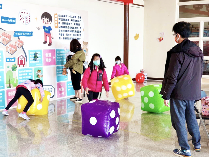 金門文化園區管理所,在金門歷史民俗博物館推出「藝起遊金沙大富翁」,引領民眾走進博物館於遊戲之中,參觀探尋並瞭解金沙之美,更深入進一步認識金門。(文化園區管理所提供)