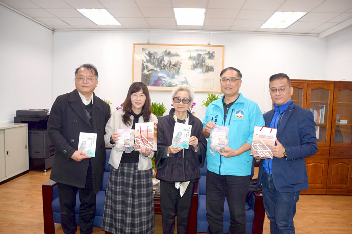 90歲抗癌勵志作家蘇媽媽,昨在「蘇媽媽愛悅讀」執行長簡郁峯陪同下拜會副縣長李文良,蘇媽媽也將個人的簽名書委由副縣長轉送給陳福海縣長。
(翁維智攝)