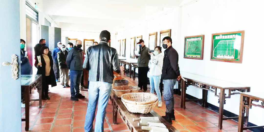 西園鹽場文化館導覽志工培訓，經完整實務解說演練。（金門縣文化局提供）