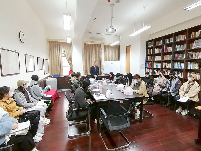 總計有20多名國際系及社工系師生與會，透過講座讓大家認識金門戰地政務時期的過往歷史與組織運作，以及第一屆金門縣議會的組織功能。（金門大學提供）