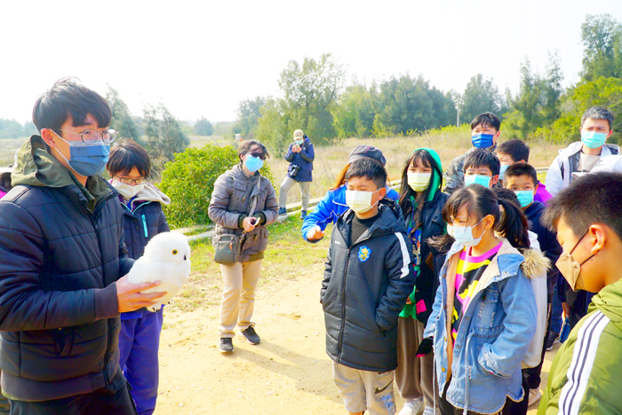 賢庵國小垵湖分校師生共襄盛舉,野保協會人員在野放前以可愛玩偶向師生說明野放流程。(許峻魁攝)