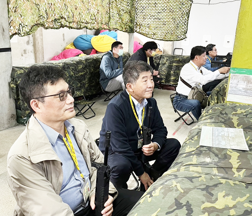 陳時中一行遊烈嶼及體驗步槍模擬射擊情形。
（金門縣牙醫師公會提供）