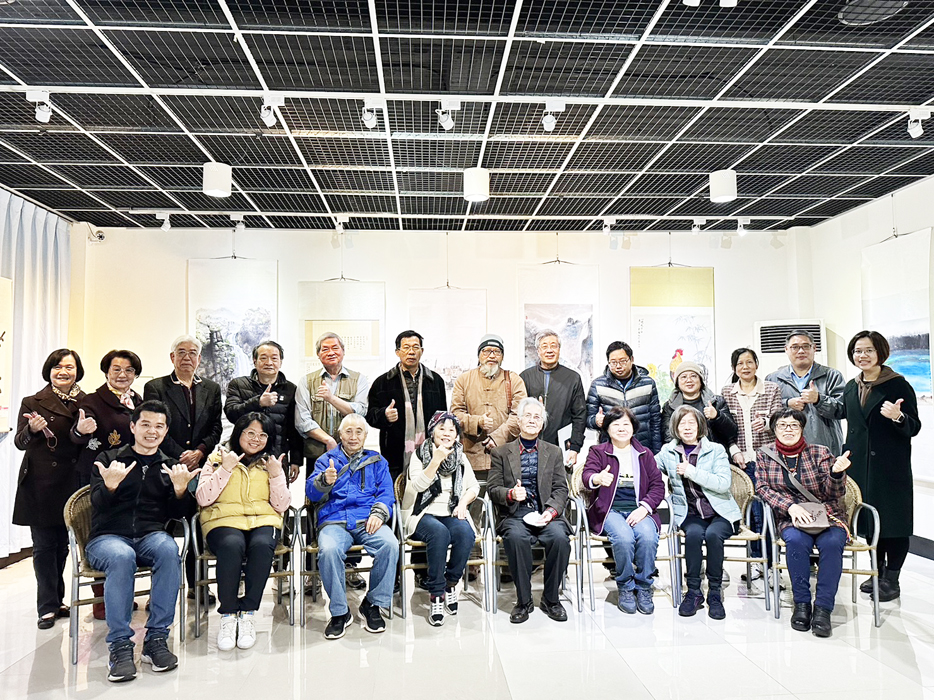 參展畫家和來賓合影。（高凡淳攝）
