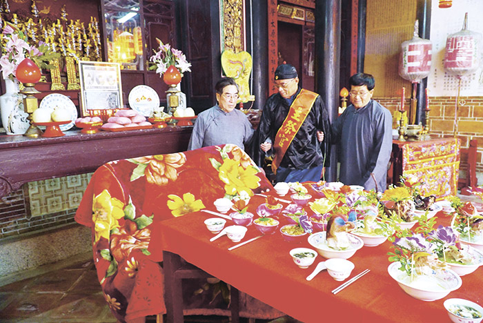 王氏祭祖,獻禮前由禮生指引主祭長老「視饌」。(許峻魁攝)