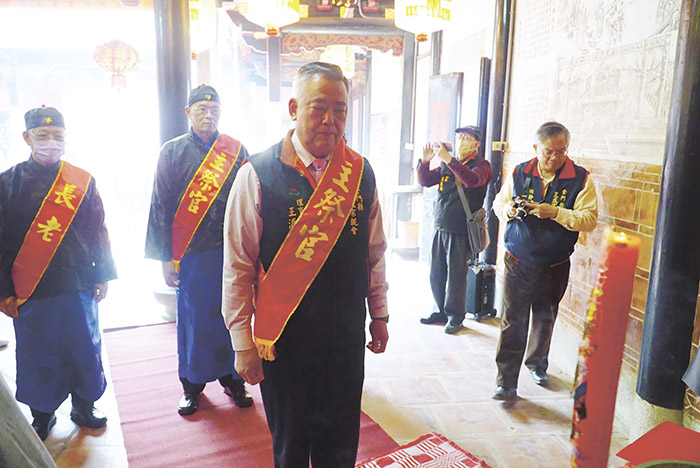 王添泉擔任福德正神主祭。(許峻魁攝)