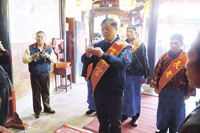 議會秘書長王垣坤擔任文昌帝君主祭。(許峻魁攝)