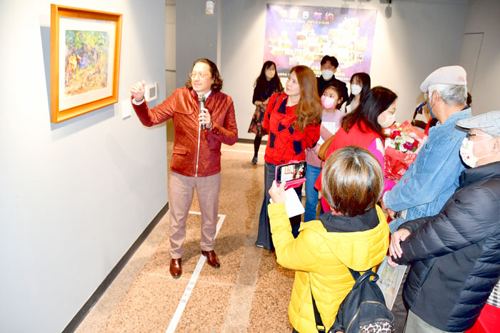 鄒佳哲師生展暨張國英水彩畫展導覽及觀賞情形。(楊水詠攝)