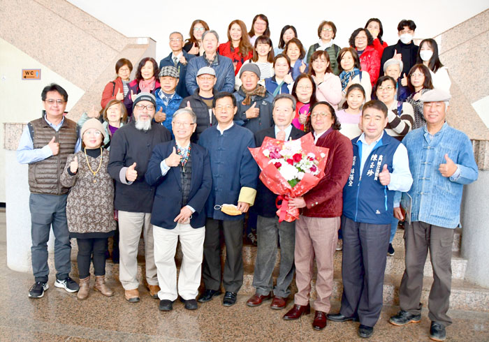 藝術家鄒佳哲(第一排右三)、張國英(第一排右四)與文化局長呂坤和(第一排右五)及貴賓畫友合影。(楊水詠攝)
