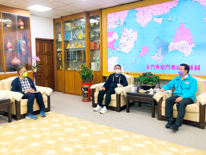 看好兩岸物流業務,中華郵政台北郵局局長吳信陵拜會縣長陳福海,向縣府說明中華郵政物流中心分期建設營運規劃,以及山外郵局新建大樓申請建照進度。(縣府提供)