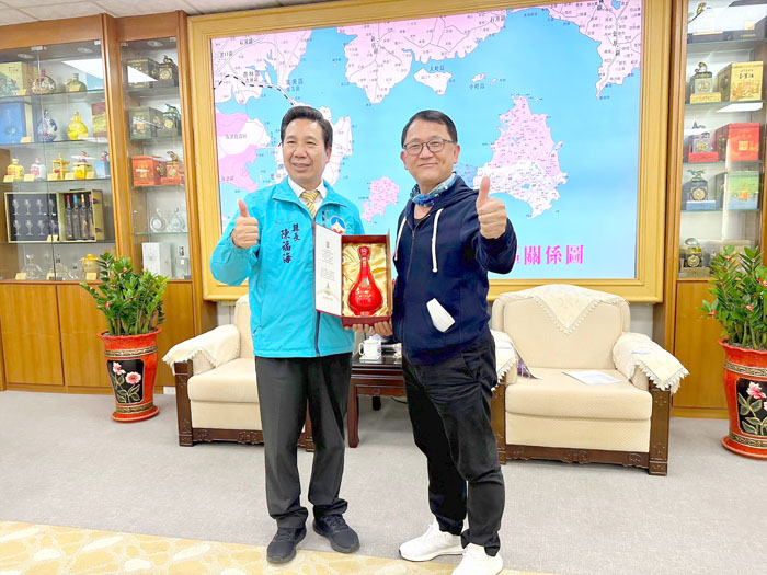 看好兩岸物流業務,中華郵政台北郵局局長吳信陵(圖右)帶隊拜會縣長陳福海,向縣府說明中華郵政物流中心分期建設營運規劃,以及山外郵局新建大樓申請建照進度。(縣府提供)