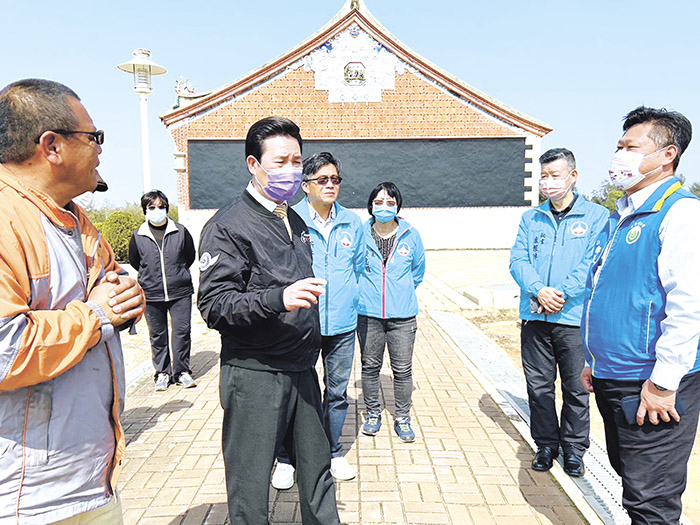 陳福海視察金寧、金城公墓各墓區。(縣府提供)