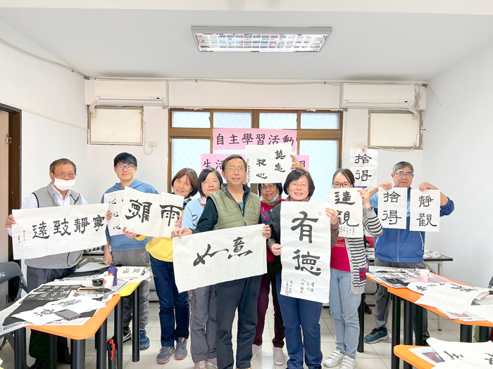 金門縣家庭教育中心辦理「生活中的書法運用」樂齡課程。（家庭教育中心提供）
