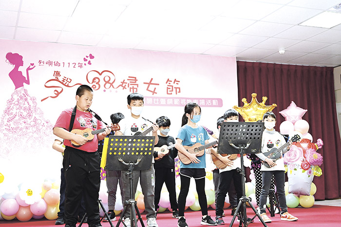 表揚活動開場由上岐國小小朋友帶來烏克麗麗表演。(高凡淳攝)