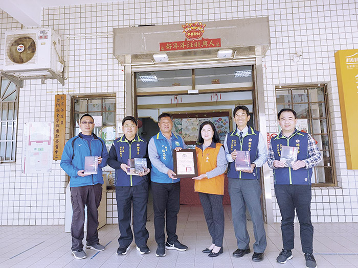 榮服處副處長徐志坪陪同金寧榮欣志工隊隊長林玉寶贈書予金寧鄉圖書館，由楊忠俊鄉長代表受贈。（榮服處提供）