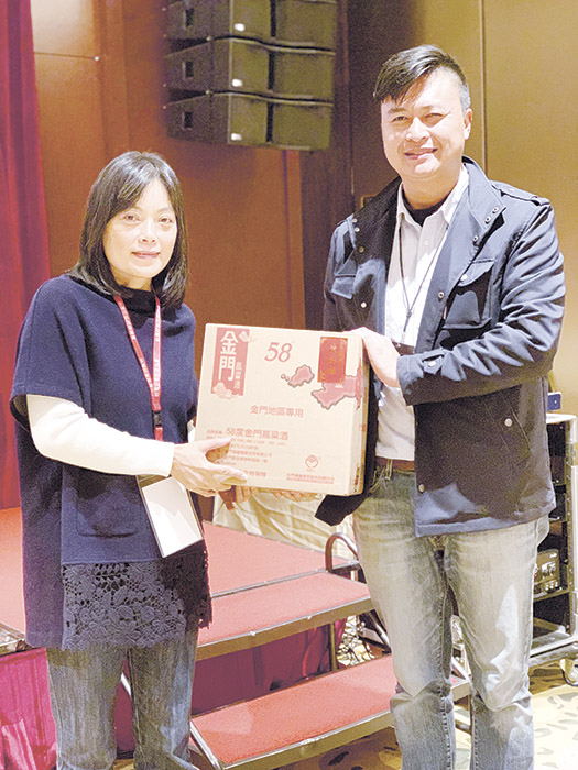 縣府觀光處觀光業務科科長黃雨舜代表縣長陳福海歡迎台灣好客民宿協會。(林靈攝)