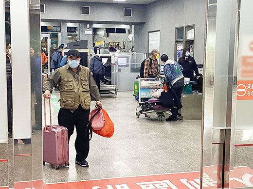 陸委會今日下午宣布清明節前將開放小三通客運中轉,陳福海陳玉珍都表肯定。(翁維智攝)