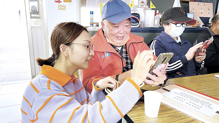 古崗社區據點創新方案課程,指導長輩學習手機新知識。(許峻魁攝)
