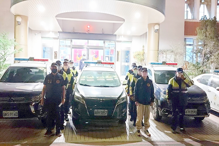 縣警局針對卡拉OK、KTV、酒店等易引發聚眾鬥毆場所，執行臨檢。　　（縣警局提供）