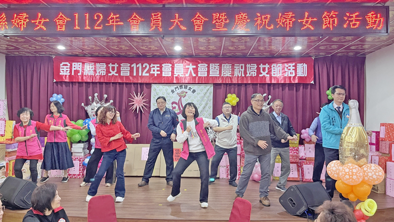 金門縣婦女會今(12)日舉辦112年度會員大會暨慶祝婦女節活動,會員以走秀和舞蹈揭開熱鬧序幕。(陳麗妤攝)
