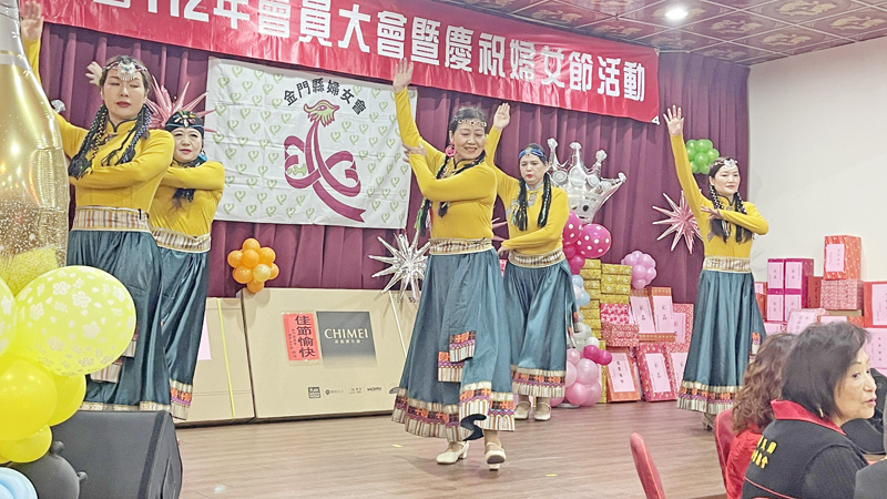 金門縣婦女會今(12)日舉辦112年度會員大會暨慶祝婦女節活動,會員以走秀和舞蹈揭開熱鬧序幕。(陳麗妤攝)