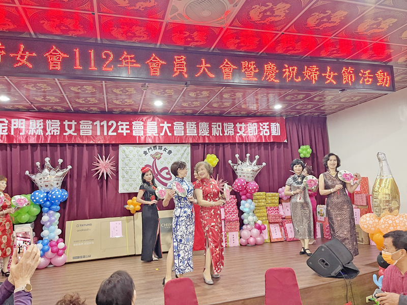 金門縣婦女會今（12）日舉辦112年度會員大會暨慶祝婦女節活動，會員以走秀和舞蹈揭開熱鬧序幕。（陳麗妤攝）