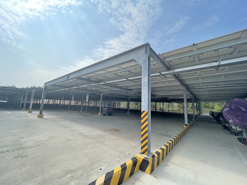 對於正在搭建的第三停車場光電頂棚,陳福海希望觀光處廠商能在清明連假完成啟用,緩解鄉親赴台時停車的需求。(縣府提供)