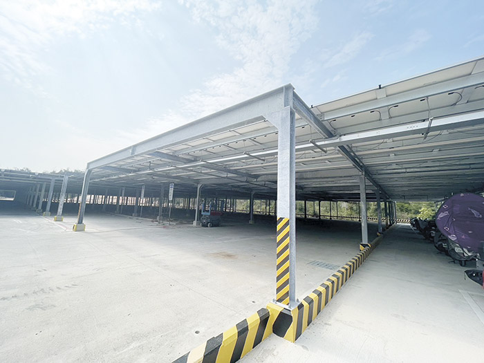 對於正在搭建的第三停車場光電頂棚,陳福海希望在清明連假完成啟用。(縣府提供)
