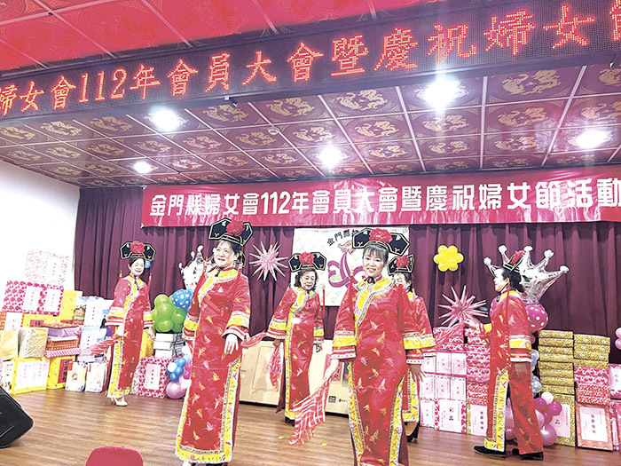 旗袍走秀與舞蹈揭開熱鬧序幕。（陳麗妤攝）