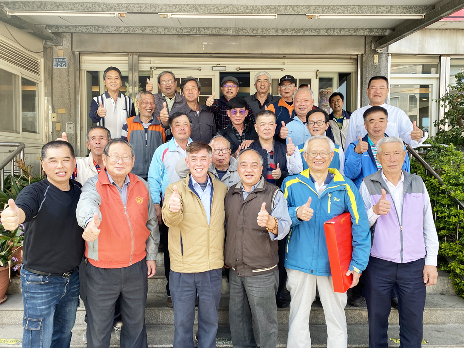 《正氣自強聯誼會》設宴舉辦一場遲到卻溫馨的歡送會,感謝本報前社長傅仰土和前環保局行政課課長翁文祥2位退休會員,將人生最精華的歲月都奉獻給這份有軍報體質的家鄉報。(翁維智攝)
