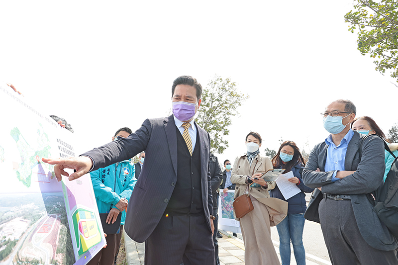 金門縣長陳福海今日向營建署由城鄉發展分署分署長林秉勳說明尚義社會住宅基地規劃情形。(縣府提供)