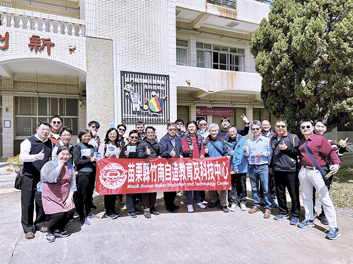 輔導團校長、教師合影。（烈中提供）