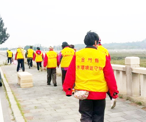 各鄉鎮水環境巡守隊參與河川污染巡守及污染通報，共同參與捍衛家鄉河川水體環境及垃圾清除。（環保局提供）
