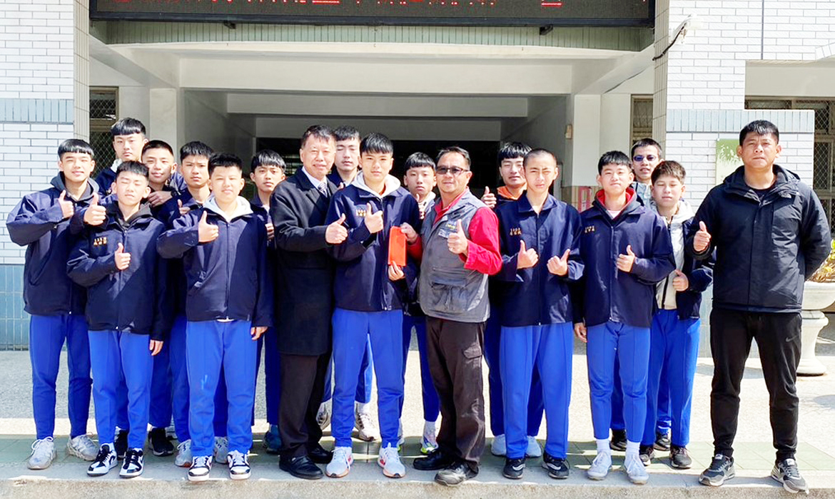 金沙國中男生籃球隊赴台，角逐111學年度國中籃球聯賽乙級複賽，各界致贈程儀、經費、球衣、用品等為選手們助行。（金沙國中提供）