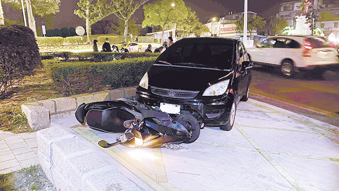 金城鎮公所左側路口發生自小客車與機車相撞的車禍，自小客車陳姓駕駛酒測值為每公升0.4毫克，警方將其依以公共危險罪移送金門地方檢察署偵辦。（金城分局提供）