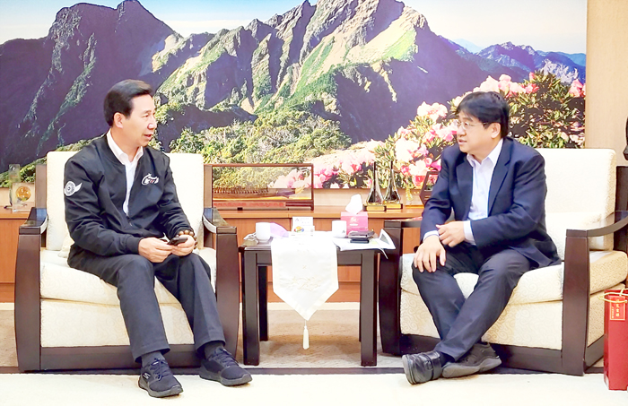 為爭取中央預算,支持金門基礎重大建設,陳福海(左)拜會營建署長吳欣修(右)。(縣府提供)