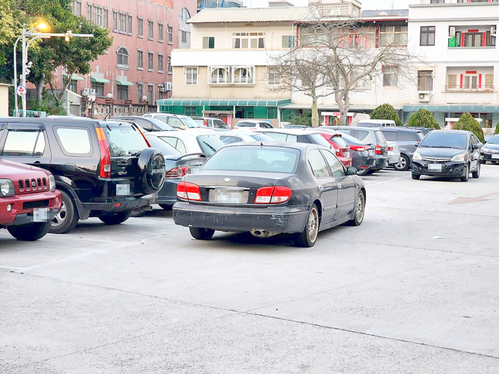 議員蔡其雍邀集相關單位協調廢棄車輛占用停車位問題。(議員蔡其雍提供)